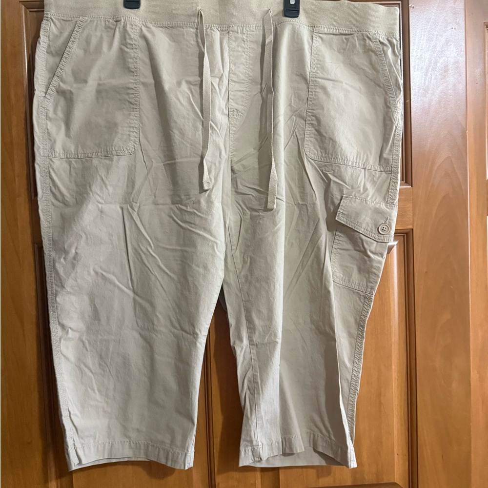 St. John's Bay Women’s Light Beige Cargo Drawstring Capri’s. Never worn.